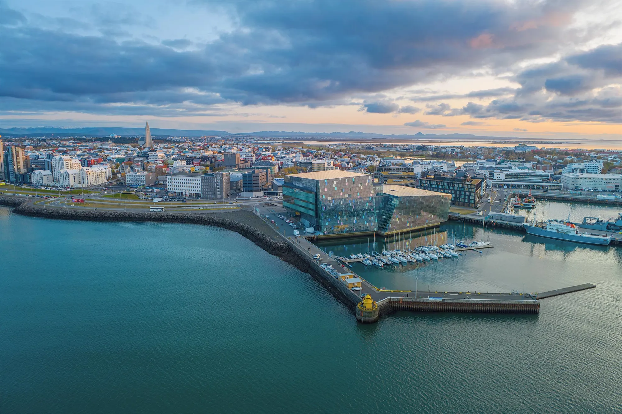Le littoral de Reykjavík avec le bâtiment de Harpa.