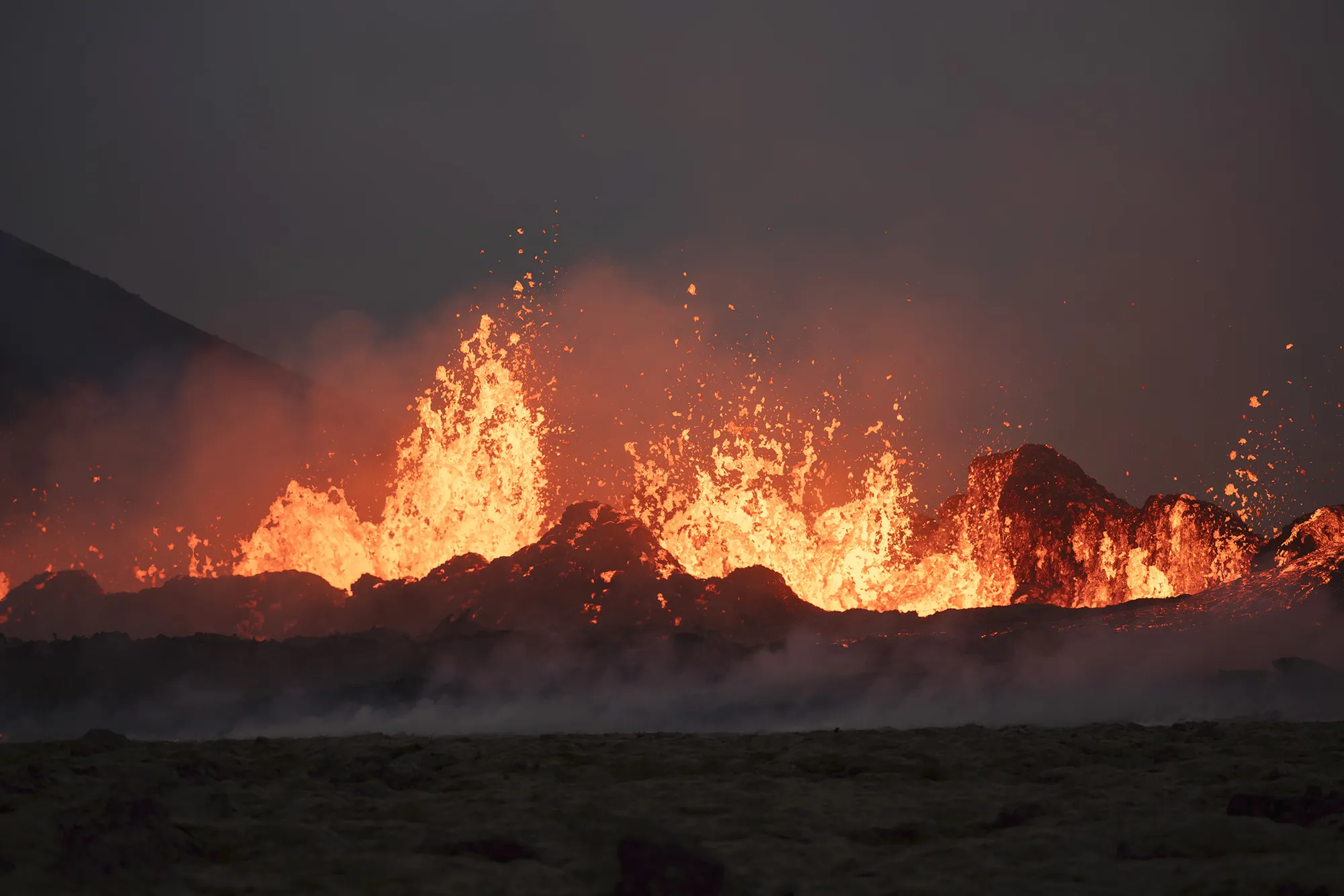 Un volcan crachant du magma
