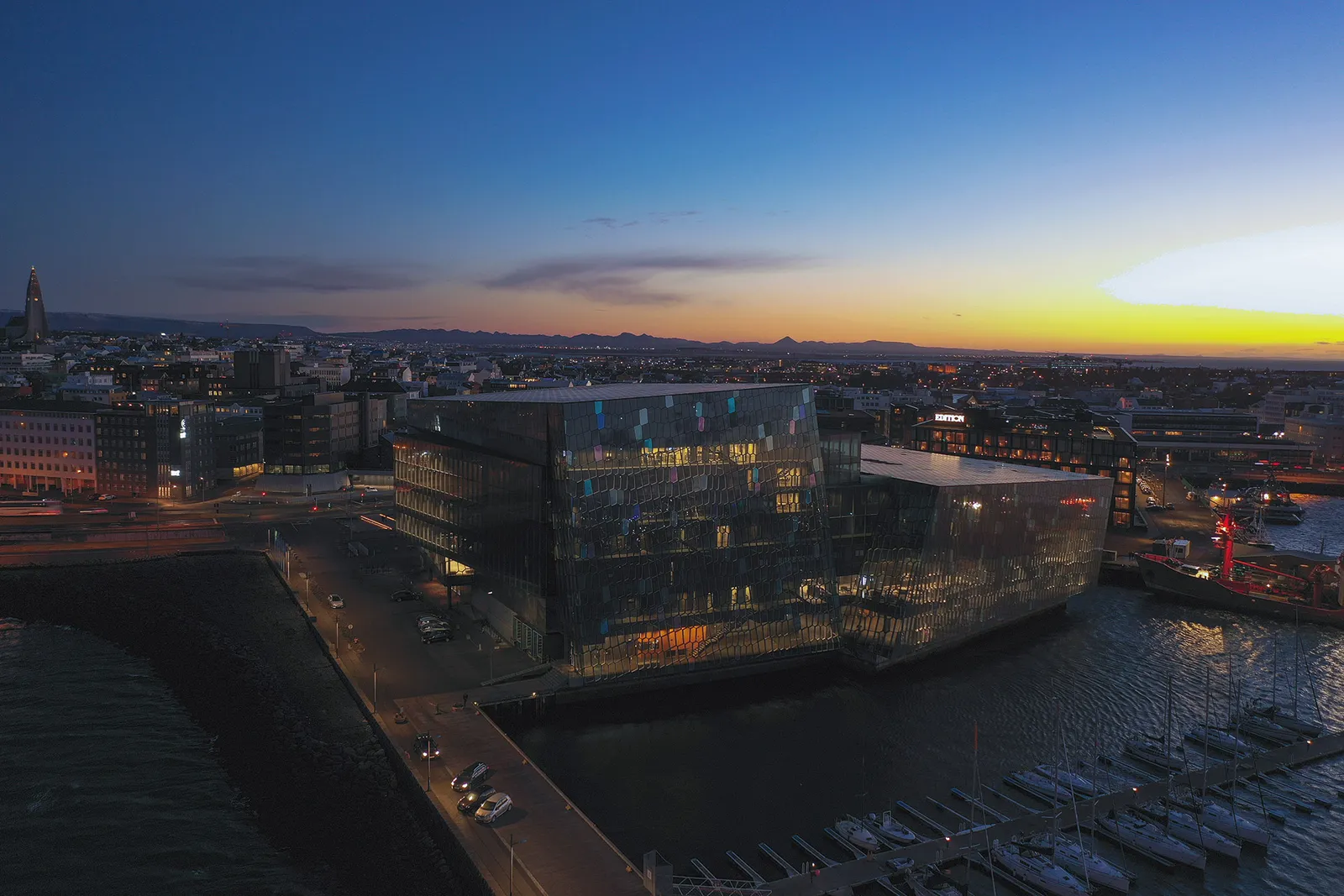 Le bâtiment de Harpa après le coucher du soleil.