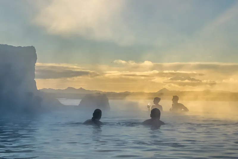 Piscine géothermique à Reykjavík avec la vapeur qui s'élève en hiver