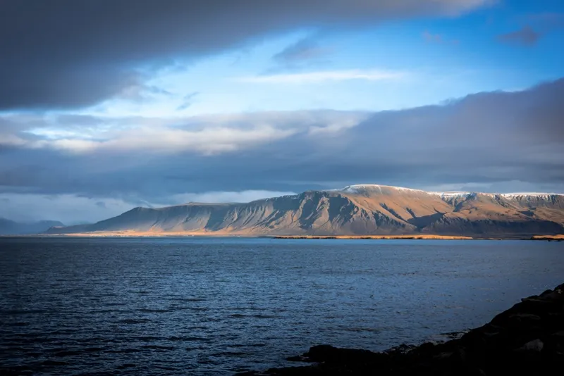 Le mont Esja vu de Reykjavík, par-delà la baie de Faxaflói