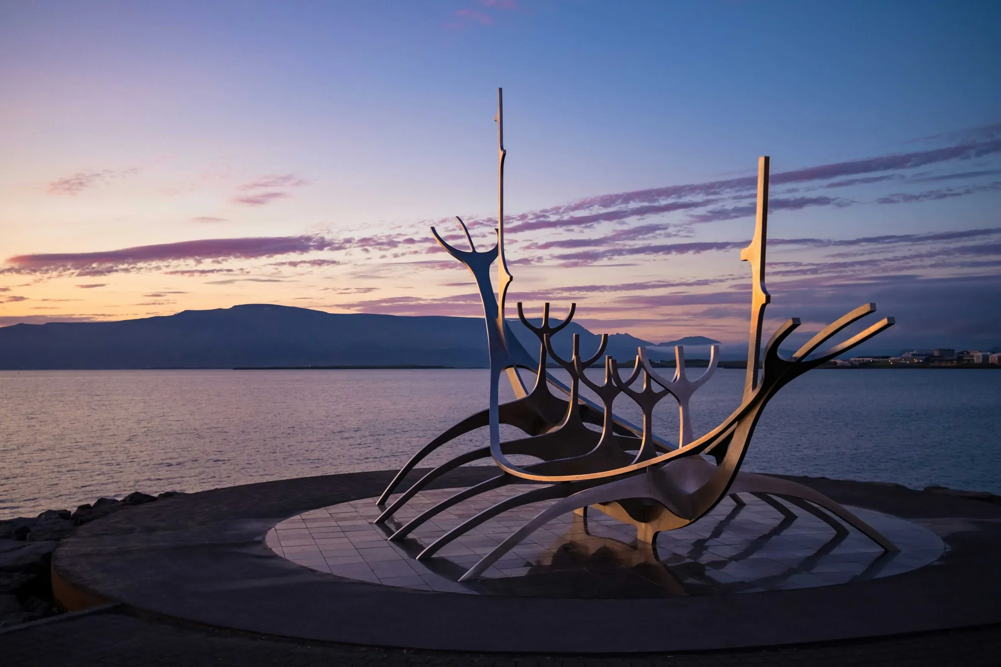 La sculpture du Voyageur du Soleil sur le front de mer de Reykjavík au coucher du soleil
