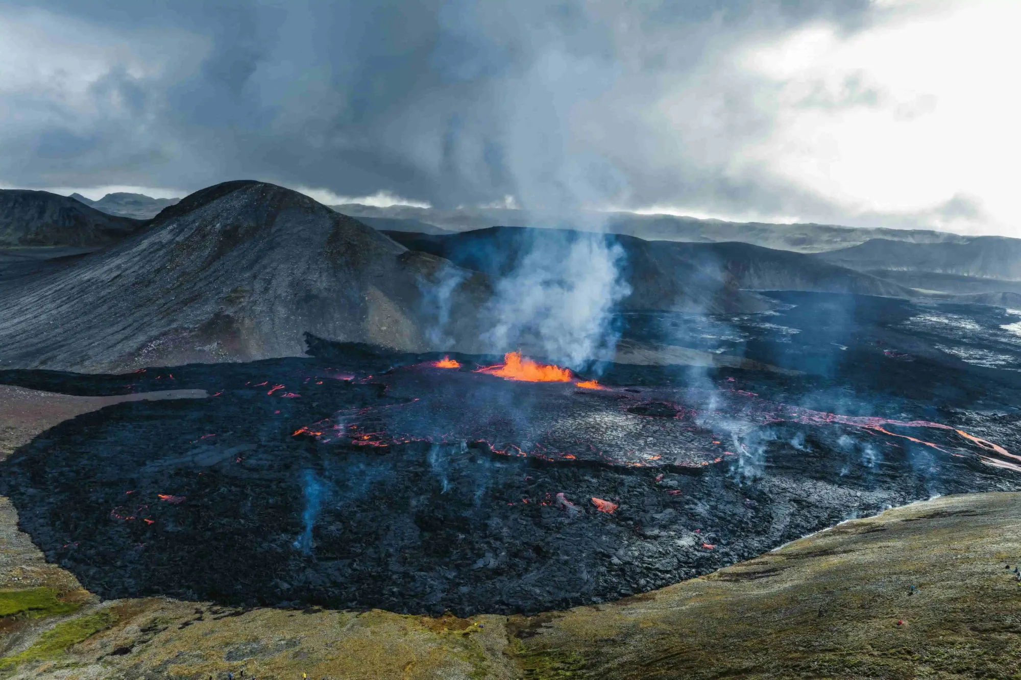 Éruption volcanique du Fagradalsfjall sur la péninsule islandaise de Reykjanes, avec des fontaines de lave et un champ de lave en écoulement