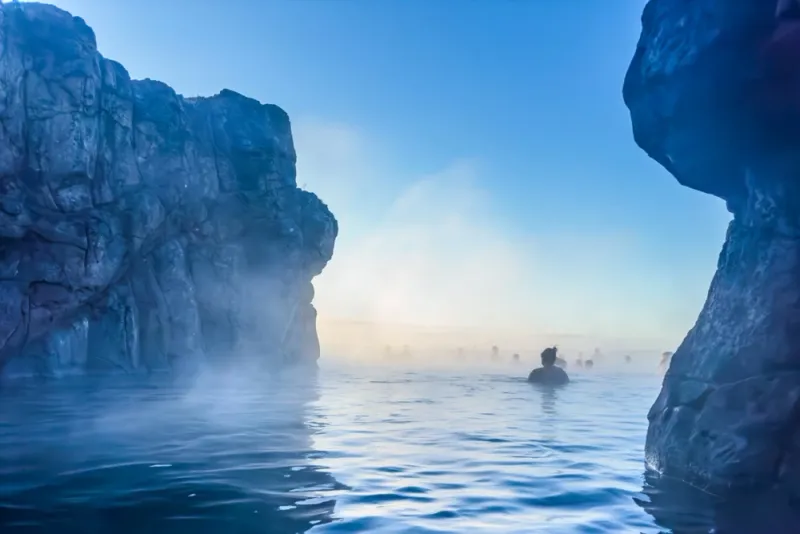 Des gens dans une piscine géothermique à Reykjavik
