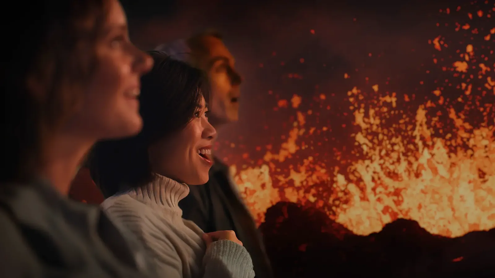 Attraction cinématographique Volcano Express à la salle de concert Harpa, avec le public dans des fauteuils dynamiques regardant des images d’éruption, Reykjavík