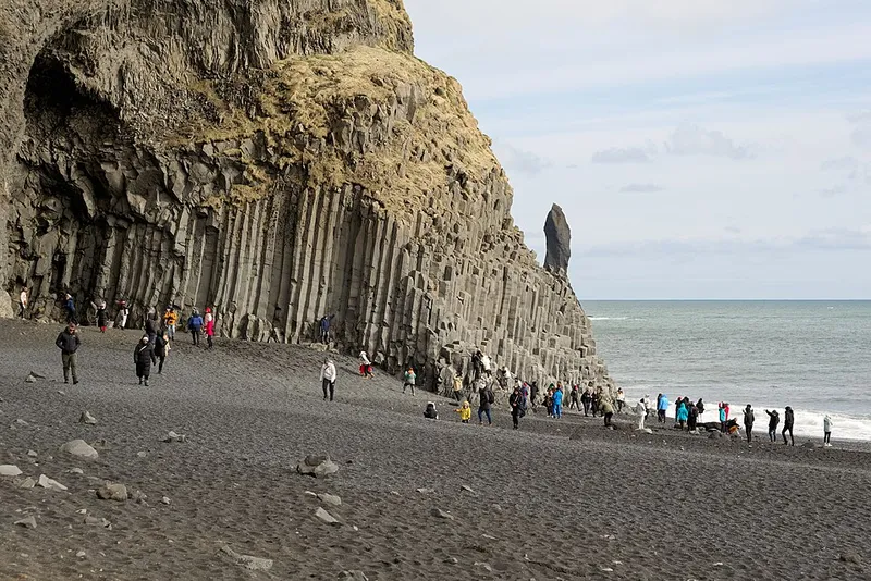 Basalte en colonnes hexagonales à la plage de sable noir de Reynisfjara, formé lorsqu’une épaisse lave basaltique a refroidi et s’est contractée