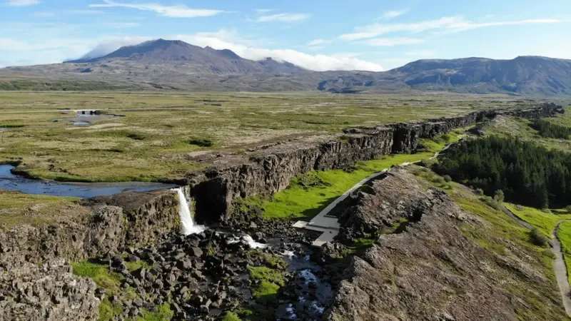 Vallée du rift du parc national de Þingvellir sous la neige d'hiver, avec de la lave couverte de givre, sud-ouest de l'Islande