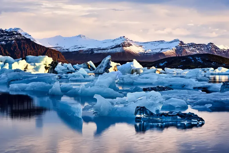 La lagune glaciaire de Jökulsárlón avec ses icebergs flottants à l'heure dorée, dans le sud-est de l'Islande