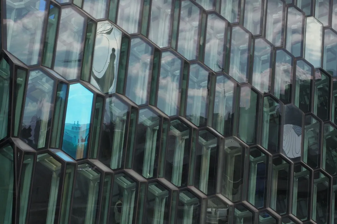 La façade de verre géométrique en colonnes de basalte de la salle de concert Harpa reflétant