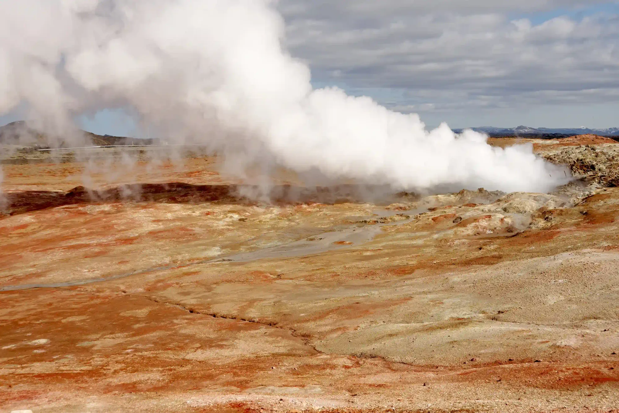 Mare de boue bouillonnante de Gunnuhver, avec une dense vapeur blanche s’élevant au-dessus d’un terrain volcanique sombre, sud-ouest de la péninsule de Reykjanes