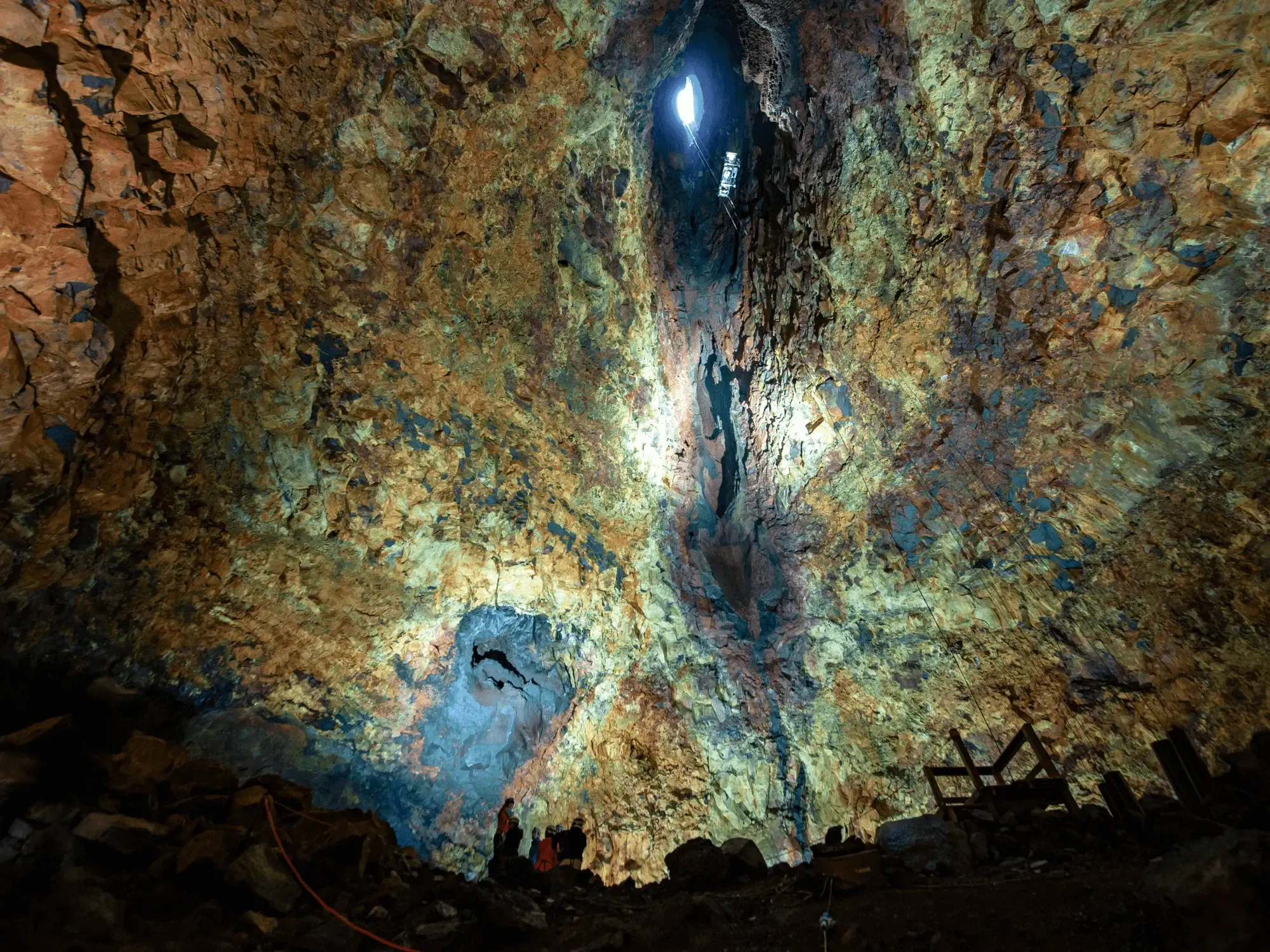 Passez sous la surface : découvrez les grottes volcaniques et les tunnels de lave inoubliables de l’Islande