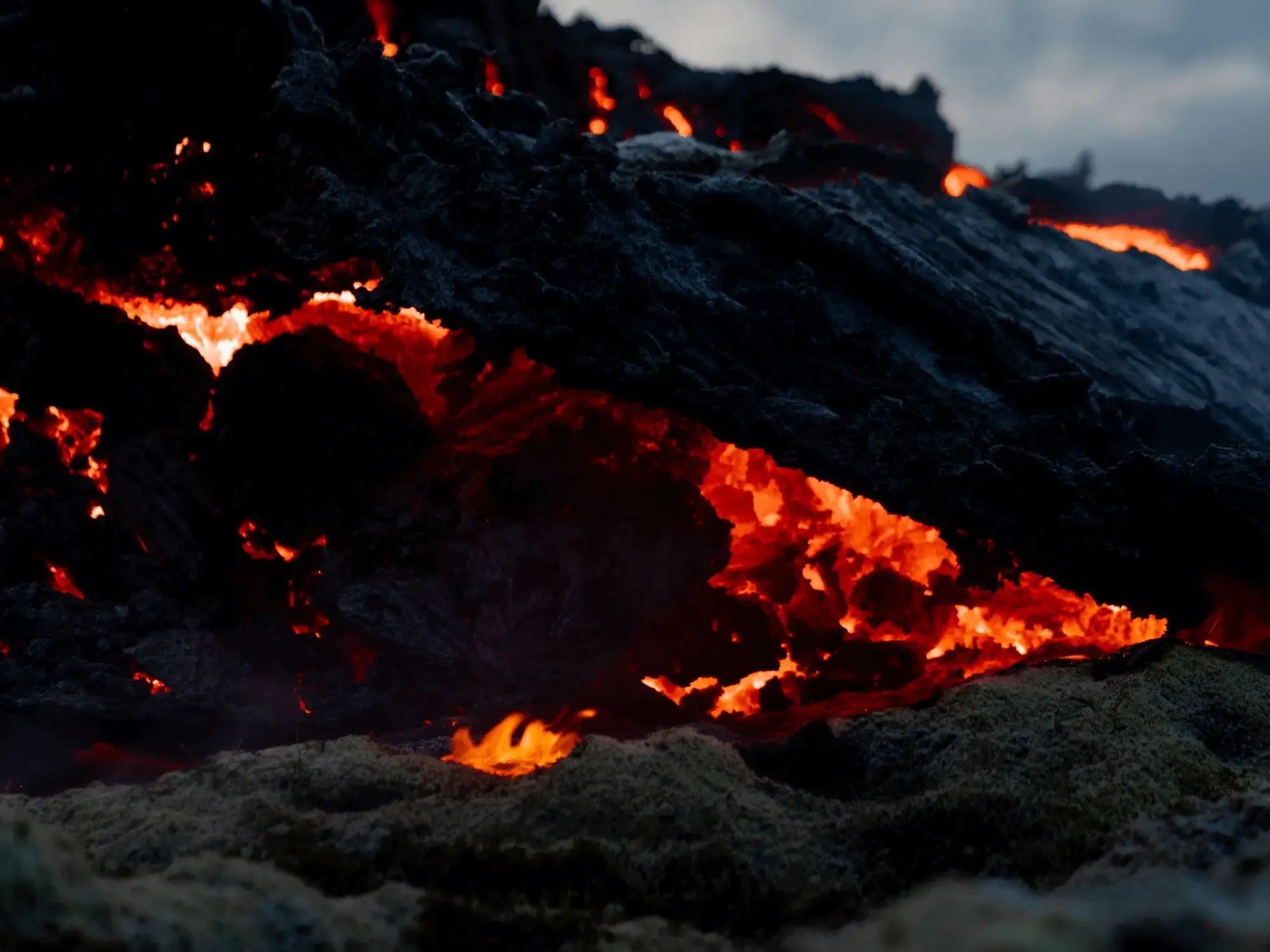 Découvrez les merveilles volcaniques de l’Islande : excursions inoubliables et sites incontournables