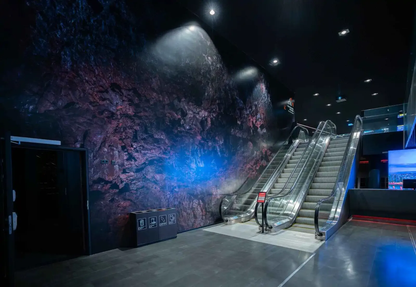 Accès par escalator au niveau K2 de Harpa Concert Hall avec la signalétique Volcano Express, centre de Reykjavík